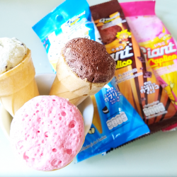 Воздушный десерт со вкусом шоколада Giant Caplico в вафельном рожке 